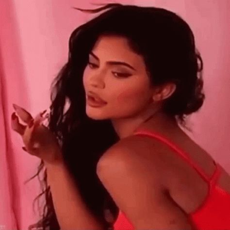 Kylie Kyliejenner GIF - Kylie Kyliejenner Redkylie - Discover & Share GIFs Kylie Kenner, Kylie Jenner Icons, Kylie Jenner Gif, Kim Jiwon, Cute Panda Wallpaper, Kylie Kristen Jenner, Baby Images, King Kylie, Banner Gif