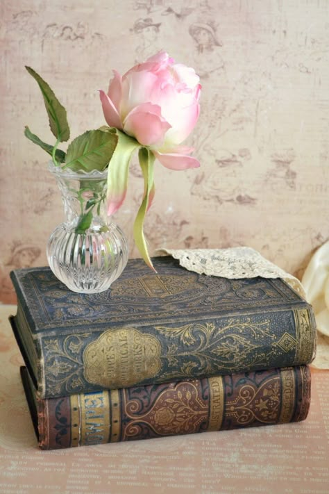 Pictures With Books, Books And Flowers, Deco Rose, Pastel Sec, Book Flowers, Rose Cottage, Old Book, Old Books, Vintage Pictures