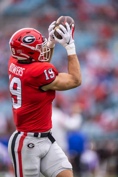 Brock Bowers, Ga Football, Georgia Bulldog Mascot, Georgia Tech Football, Handsome Football Players, Collage Football, Uga Bulldogs, Uga Football, Ga Bulldogs