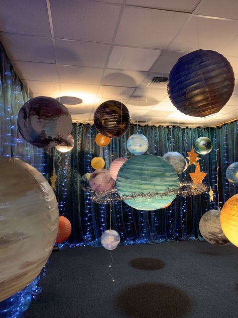 Science Exhibitions Ideas, Outer Space Stage Design, Space Themed Photo Booth, Universe Classroom Theme, Out Of This World Party Decorations, Universe Party Theme, Space Party Aesthetic, Space Theme Prom, Space Theme Party Outfit