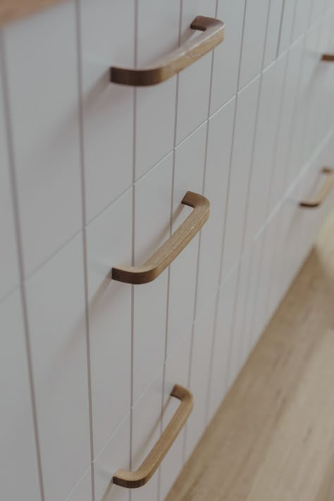 Kingston Kitchen – Kitchen Centre Wooden Kitchen Door Handles, Wood Handles Kitchen, Wood Kitchen Handles, Wooden Handles Kitchen, Wooden Kitchen Handles, Wood Handles Cabinet, Kitchen Draw Handles, White Cabinet Handles, Scandi Lifestyle