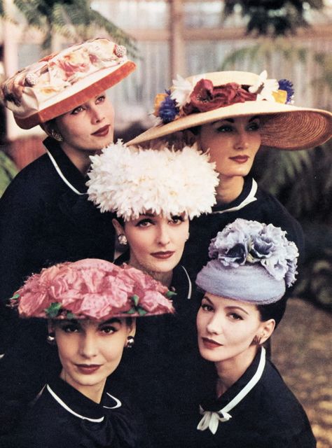 ladies floral hats ....1956 Women Wearing Hats, Topi Vintage, 1950s Hats, Idda Van Munster, Rock & Roll, Pin Up Vintage, Paris Mode, Fashion 1950s, Love Hat