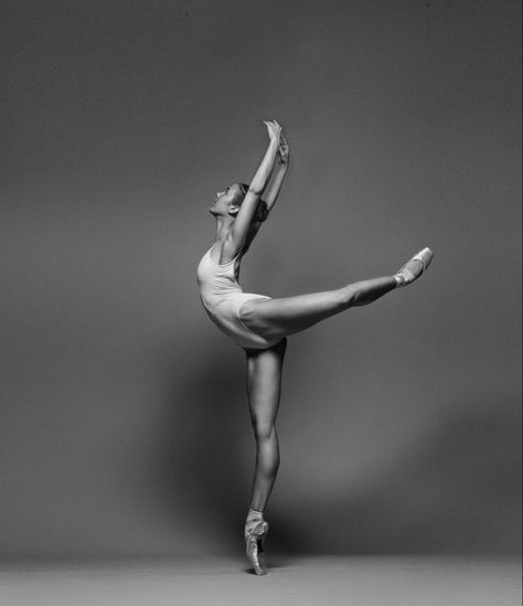 Poses For Ballet Pictures, Pointe Dance Poses, Ballet Photoshoot Poses Easy, Pointe Pictures, Dance Poses Pointe Shoes, Ballet Photoshoot Poses, Pointe Shoe Pictures Dance Photos, Ballet Jumps, Dance Photoshoot Poses Pointe