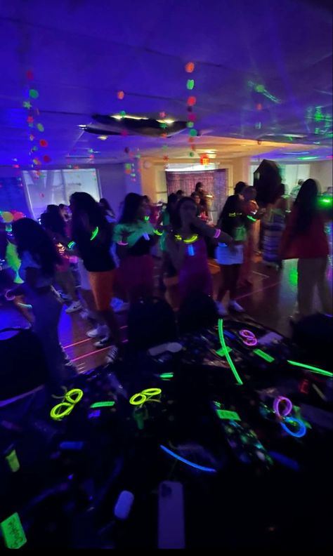 Night Club Sweet 16 Party Ideas, Sweet 16 Glow In The Dark Party Ideas, Glow In The Dark Pool Party, Glow In The Dark Party Ideas, Neon Sweet 16, Glow Theme Party, Neon Party Decorations, Sweet 16 Party Themes, Night Pool Party