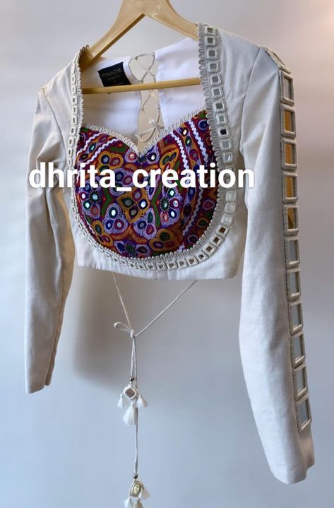 Mirror work and kutchi work blouse Traditional Blouse For Navratri, Sweat Heart Neckline Blouse, Kutchi Work Lehenga, Kutchi Work Chaniya Choli, Kutchi Work Blouse Designs, Blouses Designs Latest Traditional, Blouse Pattern For Navratri, Mirror Work Diy, Blouse Designs Navratri