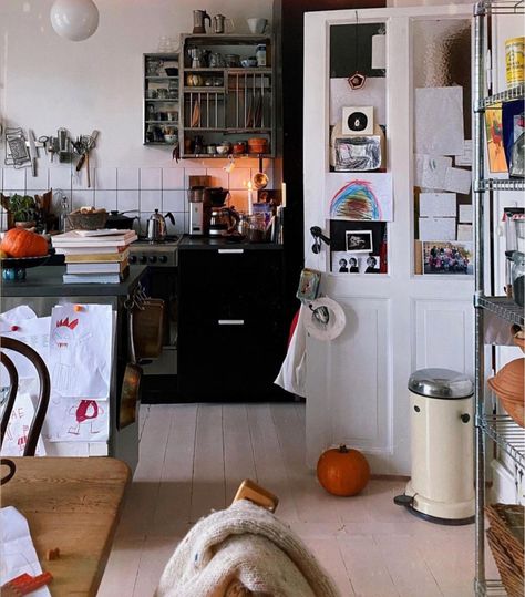 Danish Apartment, Swedish Kitchen, My Scandinavian Home, Eclectic Homes, Bohemian Living Room Decor, Keeping It Real, Bohemian Living Room, Keep It Real, Scandinavian Interior