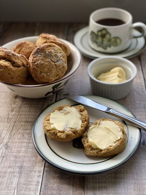 Plate of buttered treacle and ginger scone Treacle Scones, Ginger Scones, English Scones, Tea Loaf, Scone Recipes, Fruit Scones, Scones Recipe Easy, Savory Scones, Scones Recipe