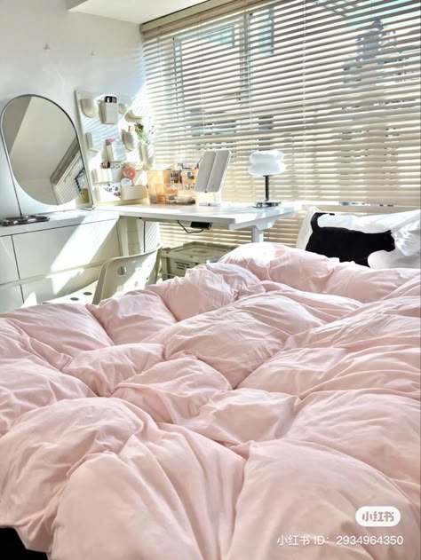 Light Pink Bed Comforter, White Comforter Pink Sheets, Light Pink Bedrooms Aesthetic, Bed Sheets Aesthetic Pink, Light Pink Comforter Bedroom Ideas, Pink And White Sheets, Cute Comforters Pink, Pink Bed Comforters, Pink Sheets White Comforter