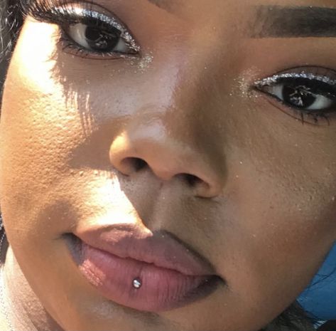 Lip Piercing In The Middle, Ashley Lip Piercing, Bottom Lip Piercing, Middle Lip Piercing, Lip Piercing Stud, Piercings Lip, Piercing Bump, Ashley Piercing, Vertical Labret Piercing