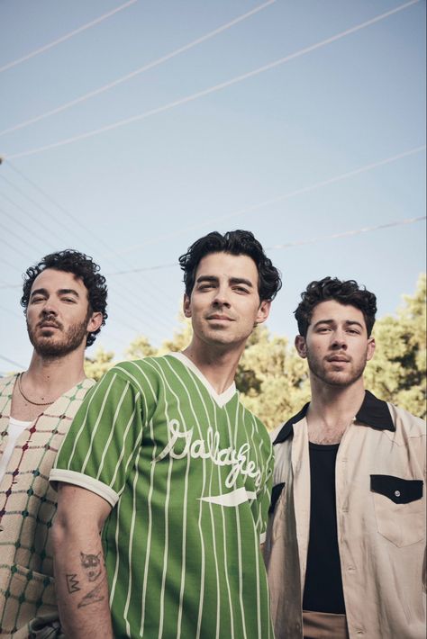 Photo of the Jonas Brothers for fans of the Jonas Brothers ✨❤️ #music #musiclover #throughback #jonasbrothers #nickjonas #joejonas #kevinjonas Jonas Brother, Jon Bellion, Popular Bands, Legendary Singers, Mumford & Sons, Kids Choice Award, Band Of Brothers, Joe Jonas, The Black Keys