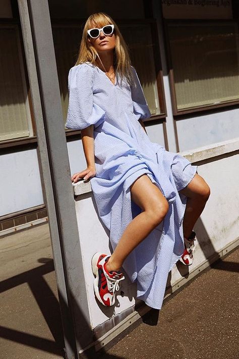 Mode Dope, Prarie Dress, Dress With Converse, Dress And Sneakers Outfit, Trainers Outfit, Ganni Dress, Haute Couture Gowns, Adidas Trainers, Skirt And Sneakers