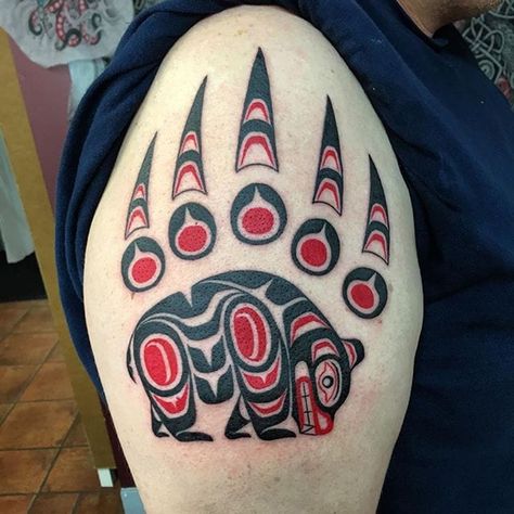 Tatouage Haida, Bear Paw Tattoo, Tribe Tattoo, Bear Claw Tattoo, Bear Paw Tattoos, Haida Tattoo, Paw Tattoos, Arte Haida, Indian Tattoos