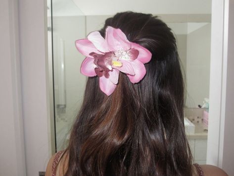 Pearl of the harem Hair Clips Aesthetic, Hawaiian Flower Hair, Beach Bridal, Malibu Barbie, Glowy Skin, Flower Hair Clips, Orchid Flower, Hair Barrettes, Flowers In Hair