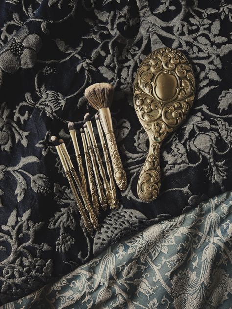 Boho Makeup Room Decor, Vintage Makeup Brushes, Vintage Makeup Storage, Victorian Makeup Products, Vintage Makeup Vanity Aesthetic, Old Makeup Products, Aesthetic Makeup Brushes, Vintage Makeup Products, Makeup Brushes Aesthetic