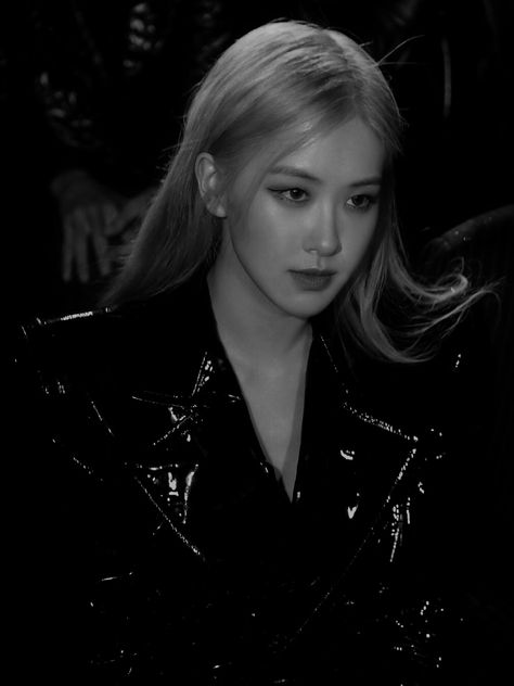 Black Rose Wallpaper, Rosé Dark Aesthetic, Rose Dark Icons, Rockstar Girl, Rosé Ysl, Rose Dark, Blackpink Square Up, Rose Bp, Iphone Wallpaper Fall