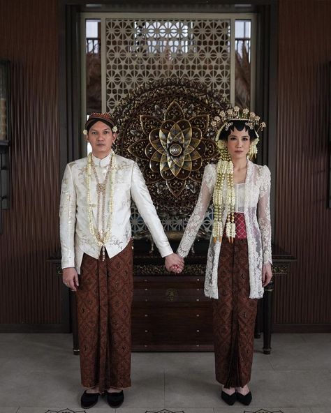 Kebaya Akad Nikah Muslim Jawa, Javanese Wedding Hijab, Wedding Dress Jawa, Akad Nikah Jawa, Wedding Jawa Hijab, Pengantin Jawa Hijab, Jawa Wedding, Wedding Kebaya, Model Dress Kebaya