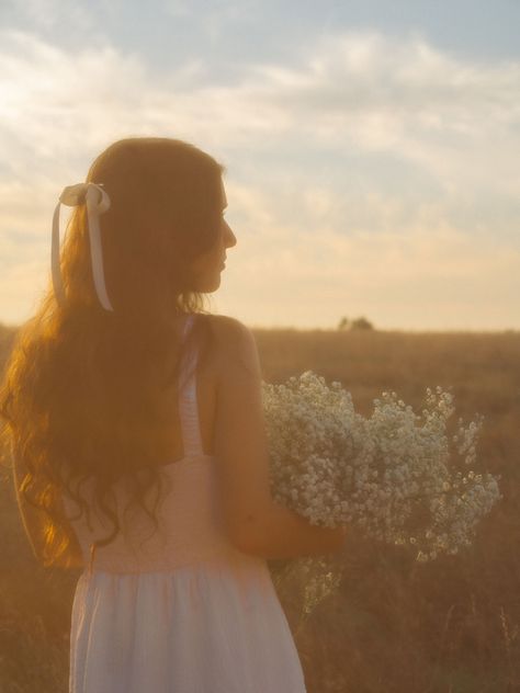 photoshoot | golden hour | flowers | hair bow | outfit ideas Timeless Photoshoot Ideas, Golden Hour Forest Photoshoot, Early Morning Photoshoot, Zinnia Photoshoot, Golden Hour Field Photoshoot, Ethereal Senior Pictures, Senior Photos Flowers, Dreamy Senior Pictures, Golden Hour Senior Pictures