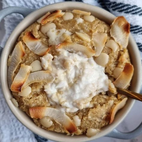 Natalie 🥥 Food & Recipes 🍽 on Instagram: "COCONUT CREAM BAKED OATS 🥥 》》 S W I P E for that mixxx 》》 I just love coconut flavour! Anyone else? Can't get enough of this one guys 😍 . dEATs👇🏼 -1/4 cup oats -2tbsp blended oats -1/4 tsp baking powder -1/2 scoop @kin_nutrition coconut protein -1 heaped tbsp dessicated coconut -1tbsp maple syrup -1tbsp white choc chips ☆MIX and pour most into a ramekin. ☆MIX together 1/8 cup @coconutcollab coconut yoghurt and 1tbsp dessicated coconut. ☆Add to the Coconut Protein, Coconut Cups, Coconut Chips, Baked Oats, Coconut Cake, Coconut Cream, Coconut Flakes, Baking Powder, Workout Food