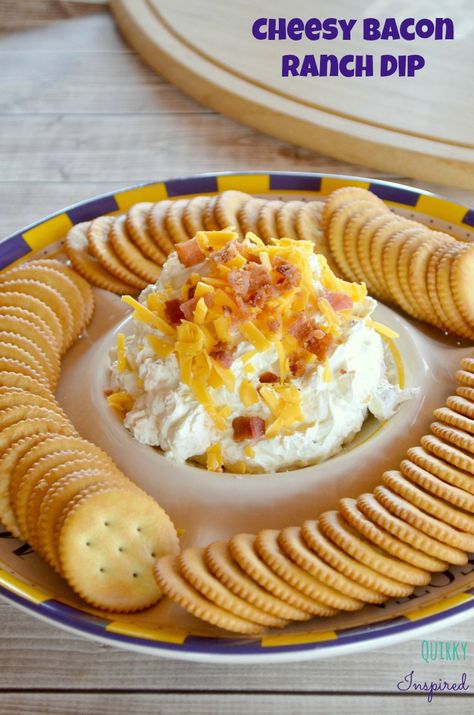 Need a quick appetizer for Thanksgiving or Christmas. This cheesy bacon ranch dip is amazing, and it's crazy simple to make! Bacon Ranch Dip, Easy Dips, Ranch Dip, Dip Recipes Easy, Cheesy Bacon, Quick Appetizers, Bacon Ranch, Ritz Crackers, Finger Food Appetizers