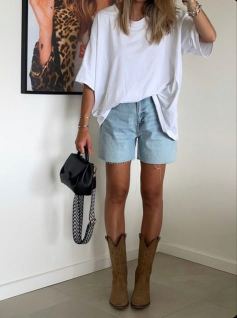 Brixton Women Style, Cycle Bar Outfit, Austin Street Style Texas, Overall Outfit Inspiration, Western Sheek Outfits, City Chic Outfits Summer, Australian Style Fashion Summer, Womens Outfits With Cowboy Boots, Site Seeing Outfit Summer