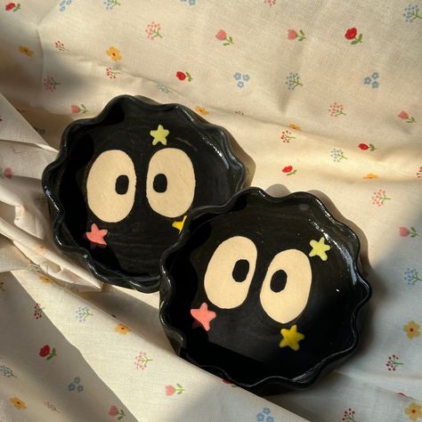 The coaster cute soot is perfect for your home decoration, collection or as a gift for any occasion. As it was handmade the size will be not 100% perfect for each piece, also it's the unique for hand shaped that made by heart <3. But guarantee 100% CUTE!  🗳️Dimension: 9 cm. 💖All the products are using earthenware clay, then bisque and glazes with glossy coat with fired up to  1200℃. I carefully hand paint each creation using lead-free, non-toxic ceramic All product food safe and can use with microwave, oven and dish washer. 📦Shipping Process Items are shipped within 3-7 business days after payment. We prioritize safe delivery, carefully packaging each item for secure arrival. Your satisfaction is our priority; feel free to contact us with any questions or concerns. 🧨IMPORTANCE  Please Clay Art Unique, Cool Pinch Pots, Creative Mugs Ceramics, Cute Clay Plates, Cute Clay Decor, Clay Coasters Aesthetic, Trinket Dishes Clay, Clay Products Ideas, Cute Clay Things To Make