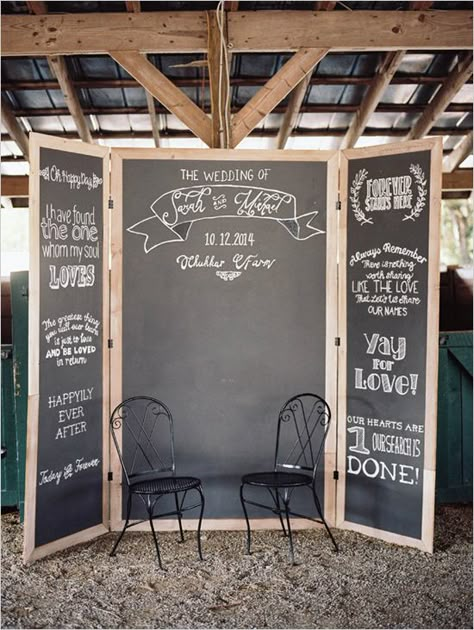 Photo Booth Ideas: Chalkboard backdrop with name and date. So fun! Background Photobooth, Papan Tulis Kapur, Decor Photobooth, Diy Fotokabine, Wedding Booth, Chalkboard Diy, Diy Backdrops, Backdrops Wedding, Deco Champetre