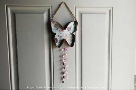 Steph Creates -DIY Home And Crafts: DIY Dollar Tree Metal Hanging Butterfly Decoration With Gems Dollar Tree Butterfly Crafts, Dollar Tree Butterfly, Diy Butterfly Decorations, Hanging Butterfly, Tissue Paper Craft, Butterfly Decoration, Mod Podge Crafts, Using Chalk Paint, Diy Butterfly