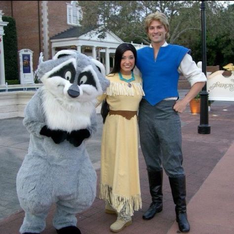 Wow! I have never seen John Smith in the park, let alone all three of them together like this! Pocahontas And Meeko, John Smith Pocahontas, Shang Mulan, Rapunzel And Flynn Rider, Disney Villain Costumes, Pocahontas And John Smith, Disney Characters Costumes, Hunting Guide, Run Disney Costumes