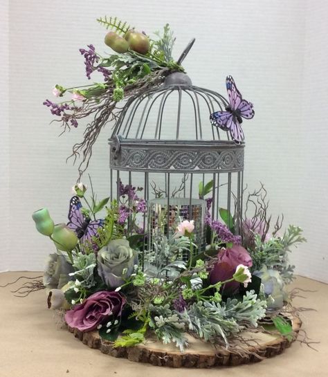 Wire Bird Cage, Bird Cage Centerpiece, Wire Bird, Deco Champetre, Bird Cage Decor, Diy Arrangements, Wood Circles, Bird Cages, Deco Floral