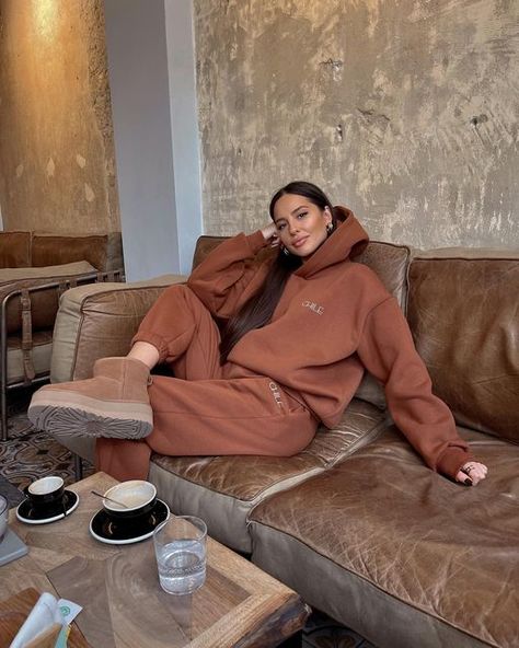 Brown Hoodie Outfit, Sofa Photography, Sweat Set Outfits, Brown Tracksuit, Uggs Mini, Fleece Outfit, Classy Winter Outfits, Business Instagram, Instagram Coffee