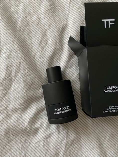 Tom Ford Perfume, Everyday Bag Essentials, Best Perfume For Men, Girly Swag, Skincare Products Photography, Best Fragrance For Men, Perfume Collection Fragrance, Girly Phone Cases, Perfume Lover