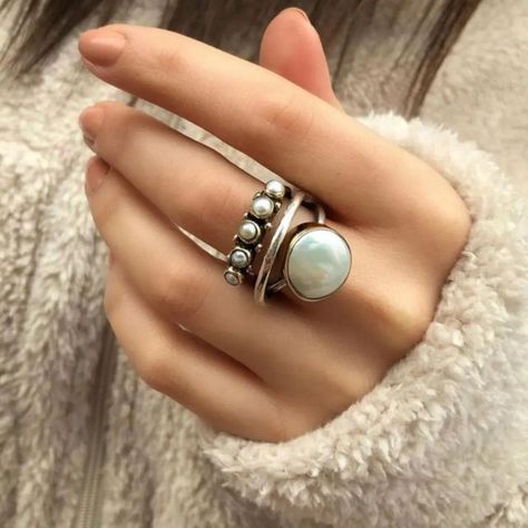 Ring Party Jewelry, Silver Outfits, White Pearl Ring, Jewelry Rustic, Look Boho Chic, Metal Accessories, Pearl Types, Unisex Accessories, Vintage Pearls