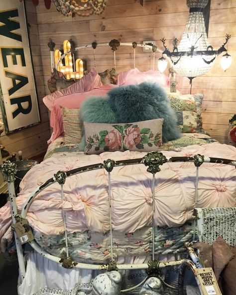 Junk Gypsy bed  // round top, texas Old Timey Room Decor, Pink Western Bedroom, Pink Bed Sheets, Modern Bohemian Home Decor, Cowgirl Bedroom, Western Bedrooms, Cowgirl Room, Modern Bohemian Home, Western Glam