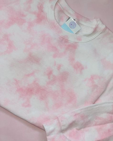 @tiedbylen on Instagram: “happy Sunday 🤍 here’s a little color for this gloomy day ✨ our bubblegum crewneck 💕 #pink #pinkaesthetic #smallbusiness #shopsmall #ootd…” Tie Dye Crewneck Sweatshirts, Embroidery Crewneck, Dubble Bubble, Trendy Crewneck, Pull Rose, Personalized Tie, Tie Dye Sweater, Dye Sweatshirt, Rose Bonbon