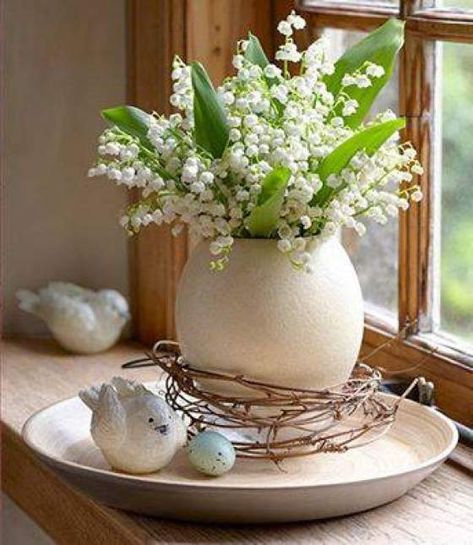 Diy Osterschmuck, Valley Cottage, Creative Easter Eggs, Easter Flower Arrangements, Deco Nature, Easter Flowers, Spring Table, Beltane, Spring Easter Decor