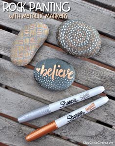 Painted Rocks with Metallic Sharpie markers - easy craft idea Easy Paint Rocks Ideas, Sharpie Rock Art, Painted Rocks With Words, Painted River Rocks Ideas, Metallic Marker Art, Rock Painting Words, Painted Rocks Diy Easy, Crafts With Rocks, Things To Do With Rocks