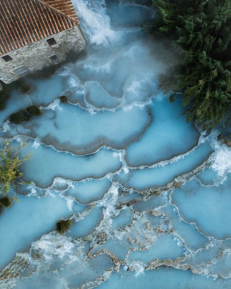 Welcome to… 📍Saturnia Hot Springs • Natural thermal pools in Tuscany with warm, mineral-rich water and the iconic Cascate del Mulino waterfalls. 💦 The water stays around 37°C and is believed to have healing benefits. 🧘‍♀️ • They’re free to visit, open 24 hours a day, 365 days a year, and since they’re located 2 hours from Siena and 3 hours from Rome, they’re a perfect stop on your Tuscany road trip. 🇮🇹 TIPS FOR VISITING: 1. No changing areas, so change in a nearby hotel or your van. 🩱 2... Hot Springs In Tuscany Italy, Thermal Baths Switzerland, Saturnia Hot Springs Italy, Saturnia Hot Springs, Italy Water, Tuscany Road Trip, Thermal Spring Water, Road Trip Tips, Thermal Pool