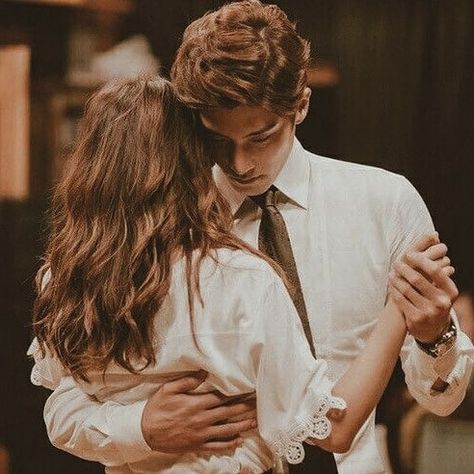 DARK ACADEMIA 🌙 on Instagram: “"You should be kissed and often, and by someone who knows how.” ~ Gone With The Wind by Margaret Mitchell • • •…” Dancing Poses, Teen Relationships, Romantic Boyfriend, Slow Dancing, Romantic Photography, Slow Dance, Boyfriend Goals, Couple Dancing, Engagement Inspiration