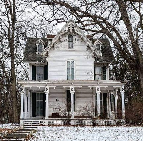 Gothic Farmhouse Wedding, Victorian Farmhouse Exterior, Gothic Farmhouse Decor, Gothic Farmhouse, Gothic Revival House, Lovely Houses, Creepy Houses, Victorian Style Homes, Old Abandoned Houses