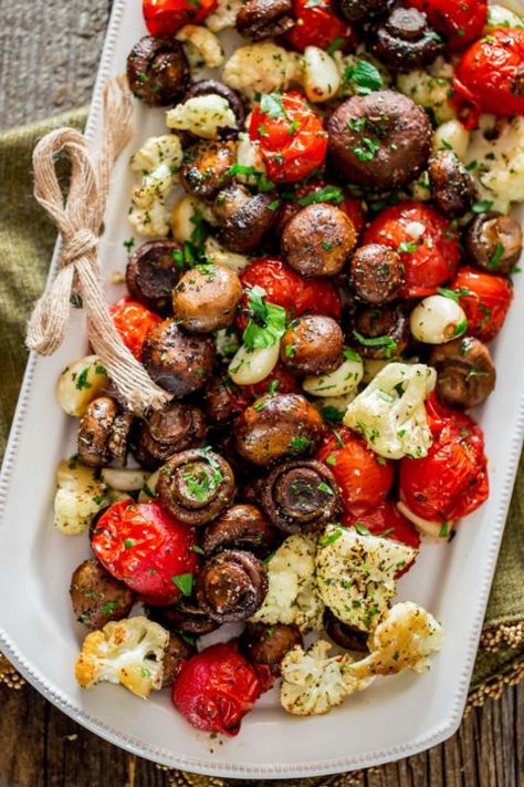 Italian Roasted Mushrooms and Veggies: This veggie side is full of flavor and texture! Find more easy and delicious non-traditional and traditional Christmas dinner menu ideas and recipes including appetizers, entrees, desserts, drinks and main courses here. Roast Mushrooms, Roast Veggies, Dish Ideas, Meatless Mondays, Roasted Mushrooms, Simple Food, Dinner Sides, Think Food, Easter Dinner