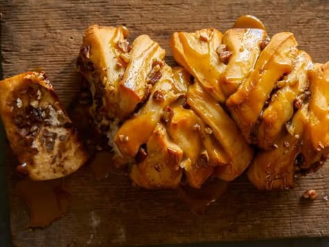 Bread Pull Apart Recipes, Fun Thanksgiving Desserts, Thanksgiving Food Desserts, Crescent Roll Recipes, Caramel Pecan, Pull Apart Bread, Pumpkin Pecan, Crescent Roll, Breads And Rolls