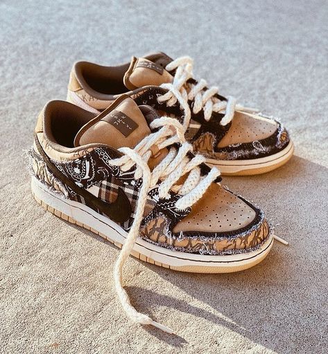 SNEAKERSFLIX on Instagram: “NIKE DUNK SB LOW X TRAVIS SCOTT “CACTUS JACK”🌵🤠 What do you think about this worn out style? 👇 This model and all the others on…” Nike Sb Dunk Low Travis Scott, Travis Scott Cactus Jack, Fall Winter Shoes, All Nike Shoes, Funky Shoes, Nike Sb Dunk Low, Cactus Jack, Sb Dunk Low, Nike Sb Dunks Low