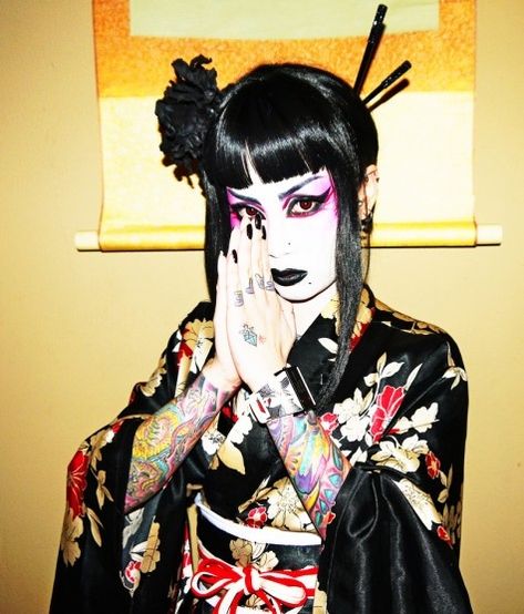 . Asian Goth Outfits, Chinese Goth, Geisha Aesthetic, Alt Asian, Gothic Geisha, Goth Asian, Angura Kei, Asian Goth, Japanese Goth