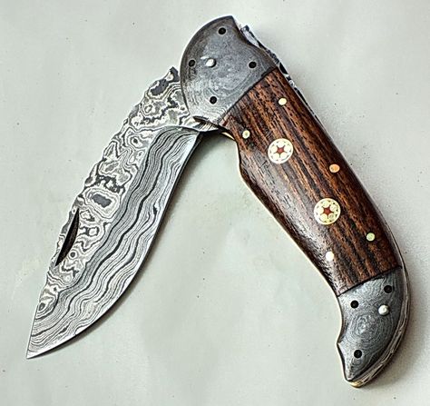 Handmade Damascus Folding Knives Knives Art, Knife Aesthetic, Benchmade Knives, Military Knives, Pretty Knives, Buck Knives, Knife Art, Folding Pocket Knife, Cool Gear