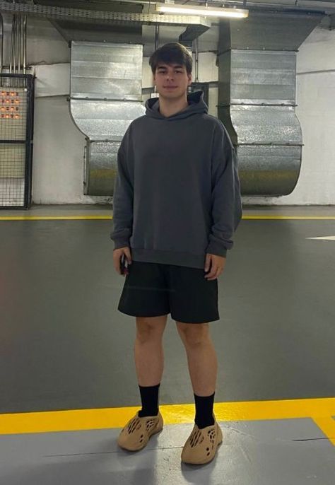 Tee Over Hoodie Outfit, Yeezy Foam Runners Outfit, Foam Runners Outfit, Yeezy Foam Runner Outfit, Foam Runner Outfit, Yeezy Slides Outfit, Runner Outfit, Streetwear Outfit Men, Yeezy Foam Runners