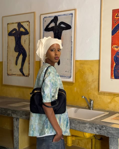 I envy those who can tell stories through paintings. Hodan Yousuf, Back To University, University Outfit, Hair Scarf Styles, Hijabi Style, Muslimah Fashion Outfits, July 28, Muslimah Fashion, Streetwear Outfits