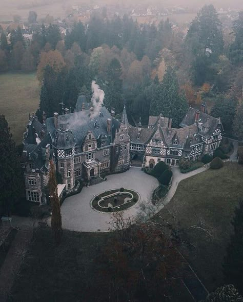 Castle Mansion, Castle Aesthetic, Dream Mansion, Inheritance Games, Castle House, Beautiful Castles, Fantasy Aesthetic, 판타지 아트, Beautiful Architecture