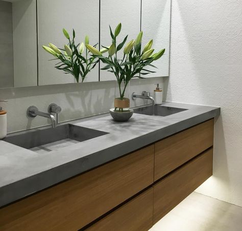 Wood Tub Surround, Wet Kitchen, Wood Tub, Concrete Vanity, Double Vanities, Concrete Bathroom, Bad Inspiration, Concrete Kitchen, Wood Vanity