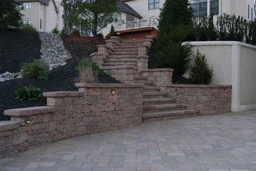 Cheek Wall Design Ideas, Pictures, Remodel and Decor Retaining Wall Stone, Retaining Wall Lighting, Natural Stone Retaining Wall, Retaining Wall Steps, Gabion Retaining Wall, Retaining Wall Design, Retaining Wall Blocks, Front Yard Patio, Landscaping A Slope