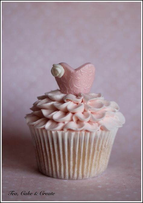 Aaah, pink and white - it's so pretty and peaceful, isn't it? So serene. I could nod off to sleep just looking at the combination. Or that... Ballet Cupcakes, Cake Chorizo, Ballet Cakes, Ballerina Cupcakes, Ballerina Cakes, Girly Cakes, Ballerina Birthday Parties, Salty Cake, Beautiful Cupcakes